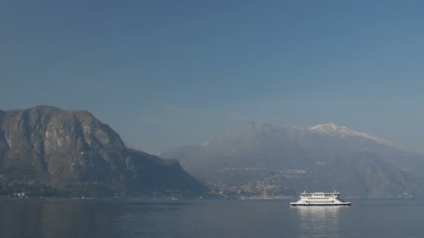 Feri berlayar melalui danau pegunungan. Danau Como, Italia . — Stok Video
