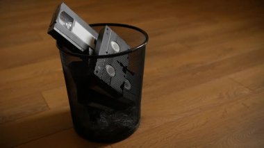 Vhs kasetleri atmayın ahşap arka plan üzerinde çöp yığını.