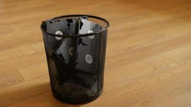 Vhs kasetleri atmayın ahşap arka plan üzerinde çöp yığını.