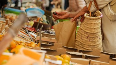 Bir markette taze malzeme çekme kız üretmek.