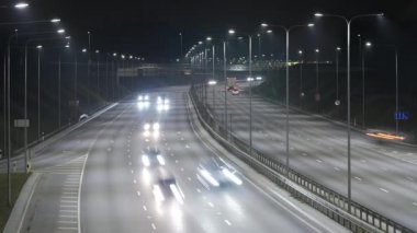Uzun pozlama zaman atlamalı Batı Bypass gece trafik Vilnius, Litvanya.