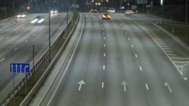 Zaman atlamalı gece meşgul otoyol trafik.