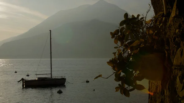 Como Gölü üzerinde gün batımında tekne. Gün batımında Lake Como gümüş Astarlar.