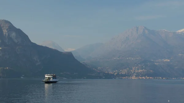 Bir dağ gölü yelken feribot. Lake Como, İtalya.