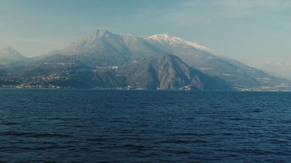 Como Gölü, yukarıdaki Alpler'in panoramik manzaralı.