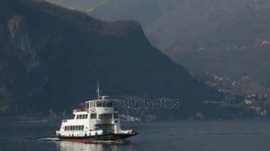 Lake Como, İtalya - 28 Şubat 2017: bir göl yelkenli tekneler