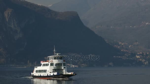 Lago de Como, Italia - 28 de febrero de 2017: barcos navegando a través de un lago — Vídeo de stock