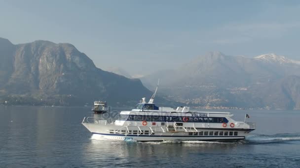 Jezero Como, Itálie - 28 února 2017: lodě plující přes horské jezero. — Stock video