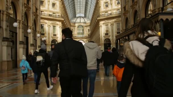 Milan, Italië - 22 februari 2017: Uniek uitzicht over Galleria Vittorio Emanuele Ii in Milaan. — Stockvideo
