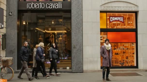 MILÃO, ITÁLIA - Fevereiro 22, 2017: Pedestre em Monte Napoleone, Milão andar olhando vitrine compras - dia de primavera — Vídeo de Stock