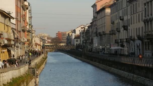 Milan - Şubat 2017 yaklaşık: Navigli turistik bölgesi, Evvelki bazı barlar ve restoranlar dolu Kanallar. — Stok video