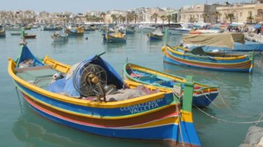 Malta 6 Temmuz 2016. Renkli tipik deniz araçları Marsaxlokk - Akdeniz geleneksel balıkçı köyü.