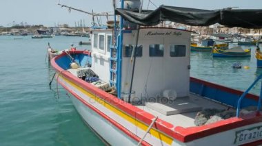 Malta 6 Temmuz 2016. Renkli tipik deniz araçları Marsaxlokk - Akdeniz geleneksel balıkçı köyü.
