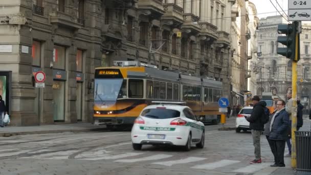 Mediolan, Włochy - 21 luty 2017. Widok ulicy z ruchu pojazdów i pieszych. — Wideo stockowe