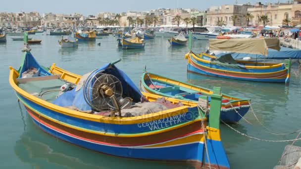 Malta 6 luglio 2016. Barche tipiche colorate a Marsaxlokk - villaggio di pescatori tradizionali mediterranei . — Video Stock