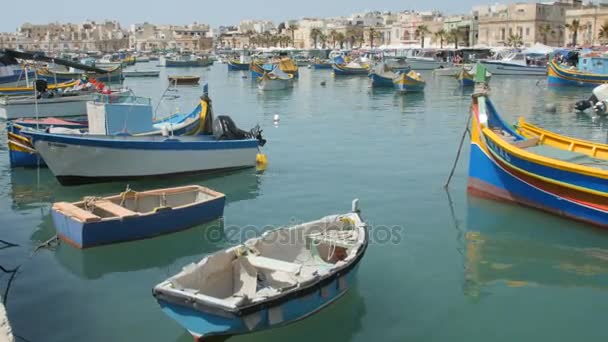 马耳他 2016 年 7 月 6 日。五颜六色的典型小船，在马尔萨什洛克-地中海传统渔民村. — 图库视频影像