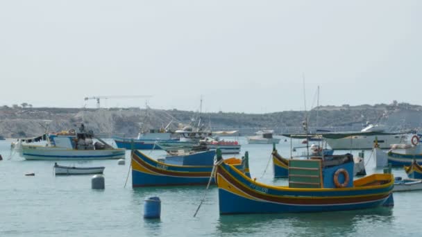 Μάλτα 6 Ιουλίου 2016. Πολύχρωμες χαρακτηριστικές βάρκες σε Marsaxlokk - Μεσογείου παραδοσιακές ψαράδικες χωριό. — Αρχείο Βίντεο