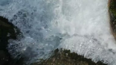 Ağır çekim temiz taşlar su akan