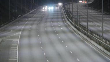 Uzun pozlama zaman atlamalı Batı Bypass gece trafik Vilnius, Litvanya.