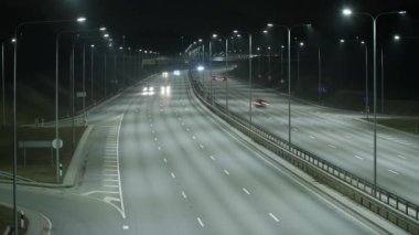 Uzun pozlama zaman atlamalı Batı Bypass gece trafik Vilnius, Litvanya.