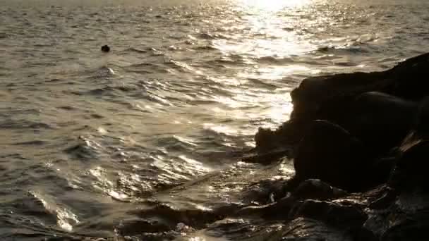 Noite, reflexões douradas na água, Lago de Como, Itália . — Vídeo de Stock