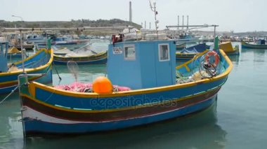 Malta 6 Temmuz 2016. Renkli tipik deniz araçları Marsaxlokk - Akdeniz geleneksel balıkçı köyü.