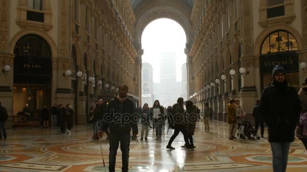 MILANO - 22 febbraio 2017: Veduta unica della Galleria Vittorio Emanuele II di Milano . — Video Stock