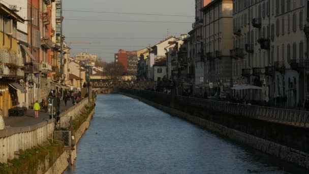 Mailand - ca. februar 2017: navigli touristic area, ein bezirk mit einigen kanälen voller bars und restaurants. — Stockvideo