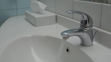 Sürekli olarak çalışan su musluktan su.