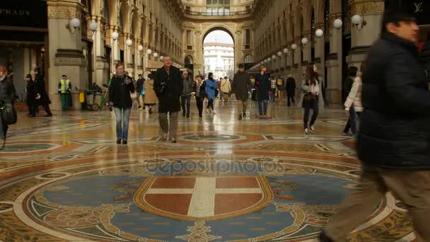 MILÃO, ITÁLIA - 22 de fevereiro de 2017: Vista única da Galleria Vittorio Emanuele II em Milão . — Vídeo de Stock