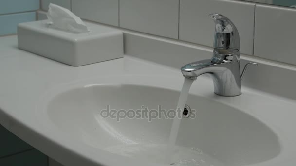 L'eau coule continuellement du robinet d'eau . — Video