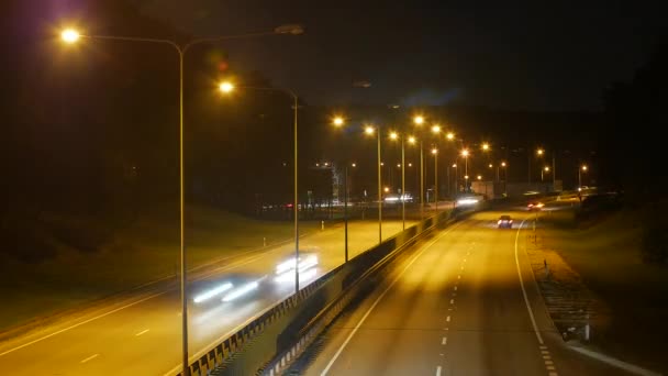 Trafik i staden. Hög vinkel utsikt från en bro. — Stockvideo