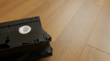 Vhs video kaset kaset ahşap arka plan, üstten görünüm üzerinden yığını.