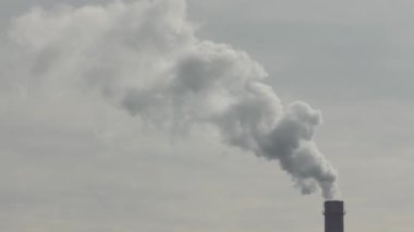 Fabrika bitki duman yığını üzerinden mavi gökyüzü arka plan.