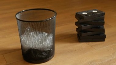 Çöp kovası içinde birkaç Vhs kaset.