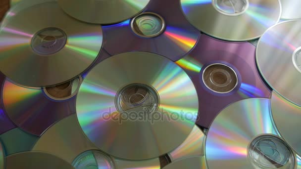 Optische schijven vallen op de stapel van DVD's of cd 's. — Stockvideo