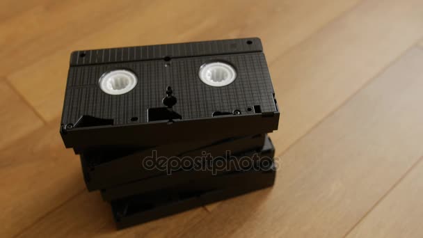 Stack av Vhs videoband kassett över trä bakgrund, ovanifrån. — Stockvideo