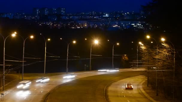 Upływ czasu od ruchu autostrady w nocy w Wilnie, Litwa. Pod dużym kątem widok z mostu. — Wideo stockowe