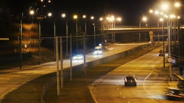 Vilnius, Litvanya gece otoyol trafik zaman atlamalı. Bir köprü üzerinden yüksek-açılı görünüş. — Stok video