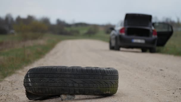 Używane opony wyeliminowane na poboczu drogi. Charakter zanieczyszczeń. — Wideo stockowe