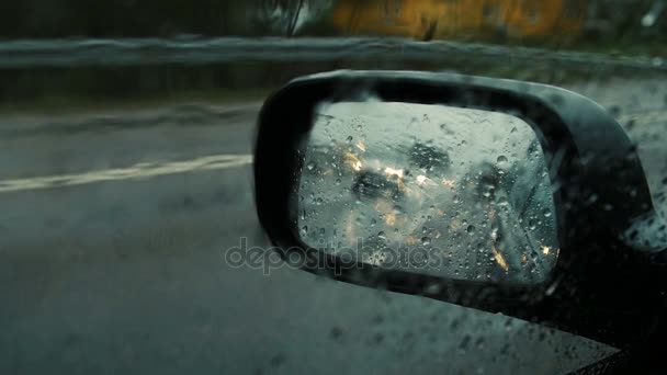 Kant achteruitkijkspiegel regenachtig weer, natte auto's weg. — Stockvideo