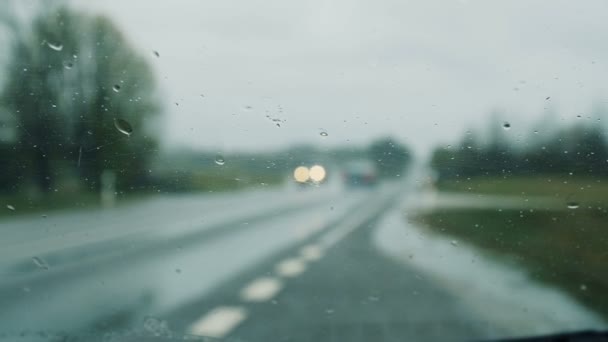 Essuie-glaces nettoyant le verre du pare-brise le jour de pluie . — Video