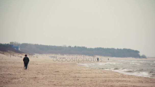 Πρόσωπο αναψυχής nordic περπάτημα στην παραλία σε Παλάγκα, Λιθουανία. — Αρχείο Βίντεο