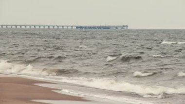 Yağmurlu, bulutlu bir günde Baltık Denizi kıyısında.