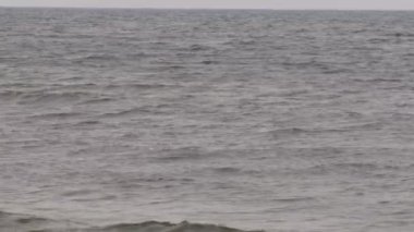 Deniz ve bulutlu hava, geniş açı çekim dalgalarda görünümü