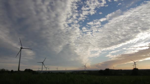 Windkraftlandschaft bei Sonnenuntergang. — Stockvideo