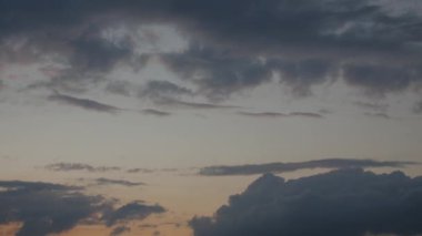 Soyut doğa arka plan. Dramatik ve huysuz pembe, mor ve mavi bulutlu günbatımı.