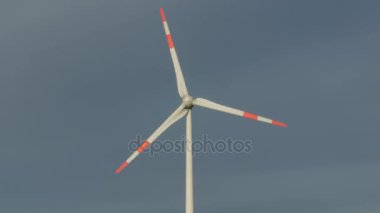 Mavi bir gökyüzü rüzgarla dönen düzenli Rüzgar türbinleri.