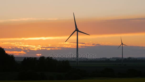 Parcs d'éoliennes avec rayons de lumière au coucher du soleil — Video