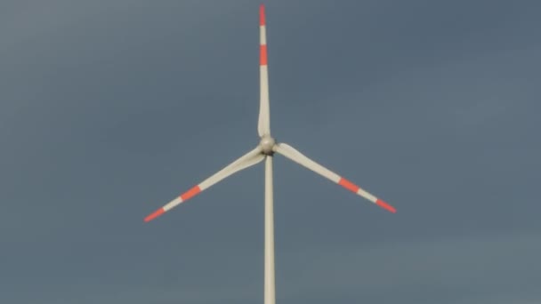 Turbinas eólicas regulares girando en el viento sobre un cielo azul . — Vídeo de stock